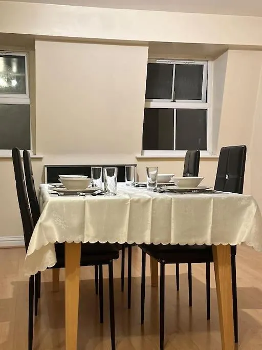 Cosy 3 Bedroom Split Duplex Flat Southampton